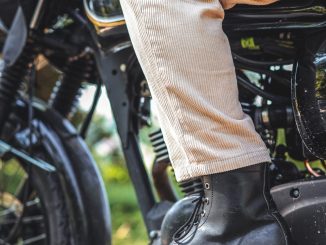 Cavalière portant des bottes d’équitation dans une écurie